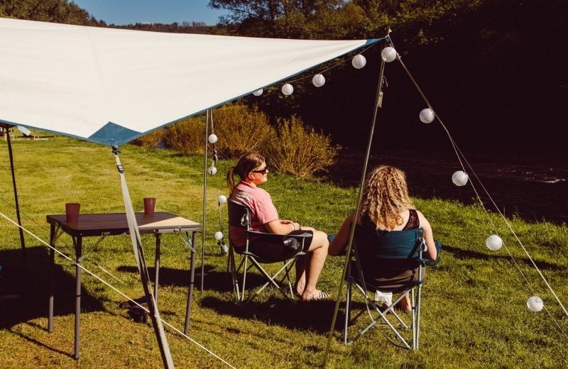 Emplacement tente au bord de l'eau